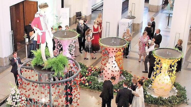 Das Foyer des Großen Saals wird für den Rosenball aufwändig geschmückt. Diesmal wird sich alles um das Motto "160 Jahre Luitpoldpark" drehen. Unser Bild zeigt den Blumenschmuck aus 2016.  Foto: Archiv/Dieter Britz