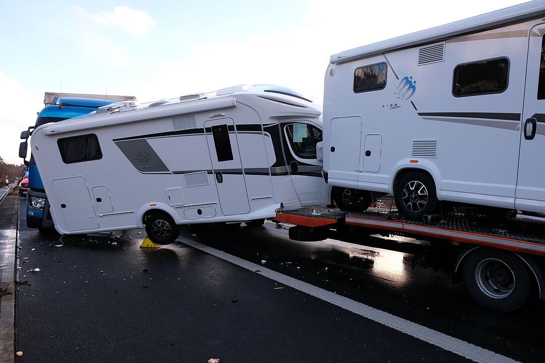 Mehrere Lastwagen kollidieren auf der A3 bei Erlangen
