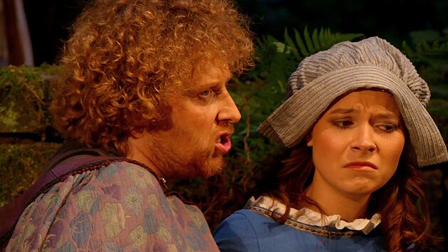 Ruppertus Splendidus (Daniel Ganzleben) im Gespräch mit Maria Schärer (Sabrina Schmitt). Foto: Dieter Hübner