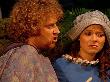 Ruppertus Splendidus (Daniel Ganzleben) im Gespräch mit Maria Schärer (Sabrina Schmitt). Foto: Dieter Hübner