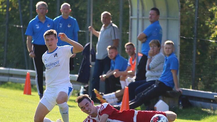 Voller Einsatz von Fuchsstadts Tim Kolb (vorne) gegen den SV Euerbach/Kützberg. Foto: Sebastian Schmitt