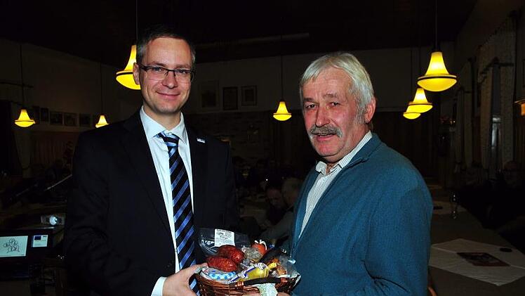 Einen Geschenkkorb mit Spezialit&auml;ten aus der Genussregion Oberfranken &uuml;berreichte der Kulmbacher Vlf-Vorsitzende Reinhard Kortschack (rechts) an Jens Schubert. Foto: Stephan Herbert Fuchs
