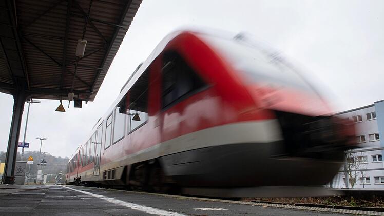 Ab Dezember 2022 fahren nachts mehr S-Bahnen im Großraum Nürnberg. Foto: Bernd Thissen/dpa