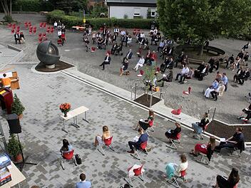 Besondere Zeiten, besondere Feier: Die diesjährigen Abiturienten versammelten sich mit ihren Eltern im Innenhof des Ehrenbürg-Gymnasiums.  Foto: Kolja Lücking