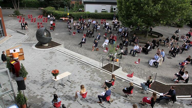 Besondere Zeiten, besondere Feier: Die diesjährigen Abiturienten versammelten sich mit ihren Eltern im Innenhof des Ehrenbürg-Gymnasiums.  Foto: Kolja Lücking