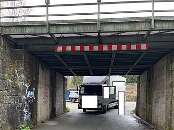 Lkw-Fahrer bleibt mit Windfang unter Br&uuml;cke h&auml;ngen