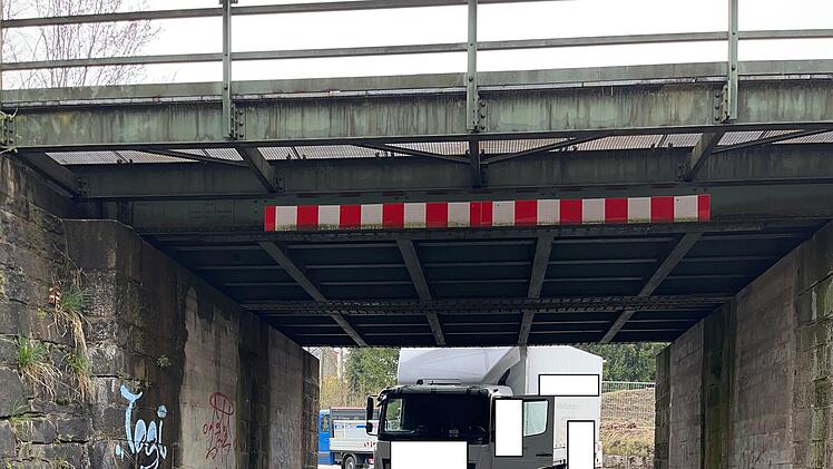 Lkw-Fahrer bleibt mit Windfang unter Br&uuml;cke h&auml;ngen