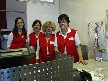 Das neue Team freut sich auf die Kunden - und auch über die alten Joschi-Kleiderbügel.  Foto: Burkhardt