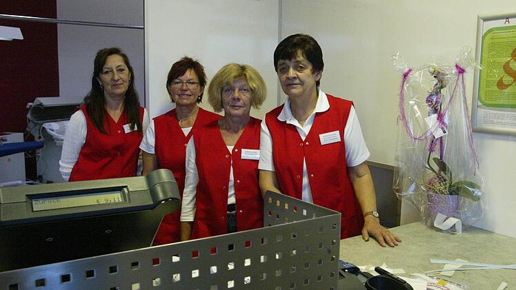 Das neue Team freut sich auf die Kunden - und auch über die alten Joschi-Kleiderbügel.  Foto: Burkhardt