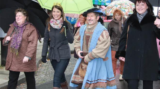 Tourismusreferentin Jutta Wallrapp begleitete die Fränkische Weinkönigin Melanie Dietrich, Hofrat Walter Vierrether und die ehemalige Weinkönigin Karin Rickel im Festzug durch die Stadt. Für Farbe sorgten die vielen aufgespannten Regenschirme.