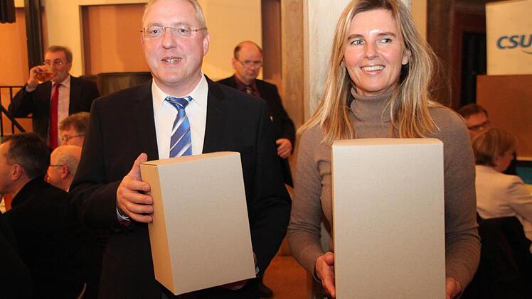 Harald Hübner und Karin Weinmann bringen die Wahlurnen zur Auszählung.