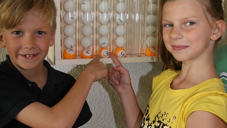 Louis Strauch und Patricia Strößner freuen sich über ihren klaren Punktesieg mit einem Tischtennisball Vorsprung.