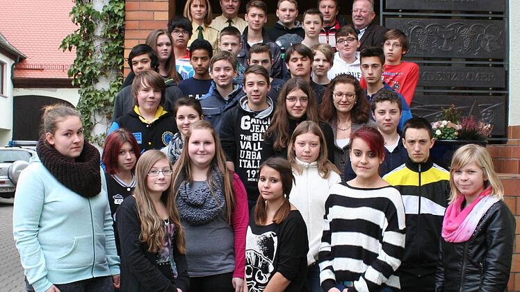 Sie alle sind für die Sicherheit auf dem Schulweg verantwortlich. Im Bild mit dem Vorsitzenden des Schulverbands, Friedrich Gleitsmann und dem verantwortlichen Lehrer Peter Kittel (ganz oben von rechts), sowie Höchstadts Polizeichef Jürgen Schmeißer und seiner verantwortlichen Kollegin Michaela Rosenthal (links oben) Fotos: Evi Seeger