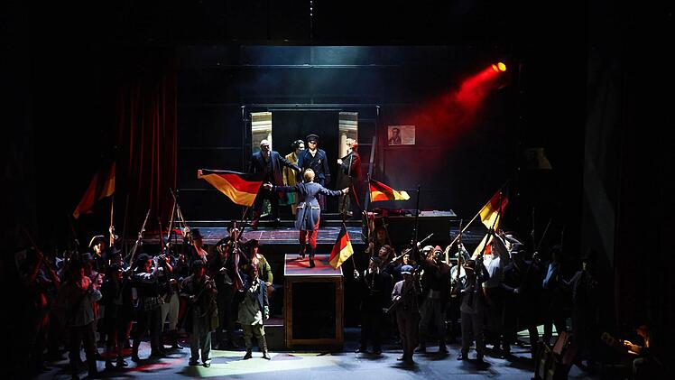 Zu Beginn des 2. Akts erinnert die Szene an das Hambacher Fest...