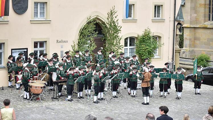 Schmissige Blasmusik und konzertante Musikstücke waren beim Standkonzert der Blaskapelle aus Hofstetten und des Fanfaren- und Spielmannszuges aus Hofheim am Sonntagvormittag auf dem Marktplatz zu hören.