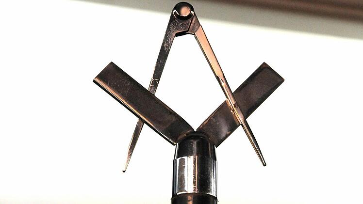 Winkelmaß und Zirkel sind die bekanntesten Symbole der Freimaurerei und werden unterschiedlich interpretiert. Verbreitet ist die Deutung, den Winkel als Erinnerung an ein geradliniges - gerechtes (auch dem Recht entsprechendes) Leben zu sehen und den Zirkel als Zeichen der Freundschaft. Hamisch sagt: "Wir sagen: Der eine Arm des Zirkels ruht im Herzen des Bruders und mit dem zweiten Arm umschlägt er die ganze Menschheit. Ist auch ein Symbol der Menschenliebe."