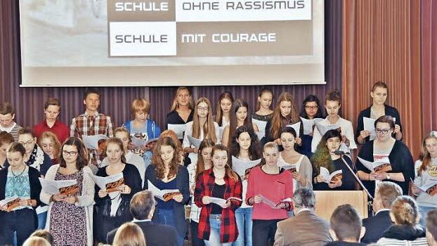 "No matter if you`re black or white" von Michael Jackson interpretierte der Schulchor der Schule passend zum Thema der Feierstunde.