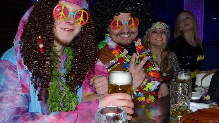 Das herrlich kostümierte Narrenvolk fühlte sich wohl im Wartenfelser Narrentempel, dem ATS-Sportheim.