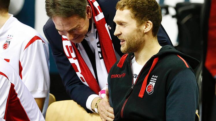 Noch während des Endspiels munterte Aufsichtsratsvorsitzender Michael Stoschek (l.) den an der Schulter verletzten Janis Strelnieks auf.  Foto: Daniel Löb