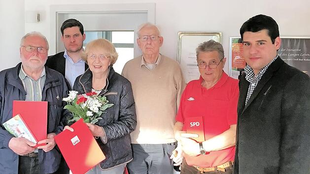 Neben einer intensiven inhaltlichen bundespolitischen Debatte im Vorfeld der Bundestagswahl fanden Jubilarehrungen f&uuml;r 40 (ehemalige Stadtr&auml;tin Helga Brunnh&ouml;fer und ihr Mann Karl-Friedrich) und 30 Jahre (Dietmar Kretschmer, langj&auml;hriger Zweiter Vorsitzender im Schrebergartenverein Coburg) sowie die Aufnahme des Neumitglieds Klaus Sauerteig statt. Foto: SPD