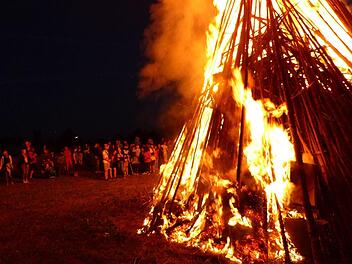 In Neuensorg durften die Kinder den Holzstapel des Johannisfeuers entzünden.  Foto: Klaus-Peter Wulf