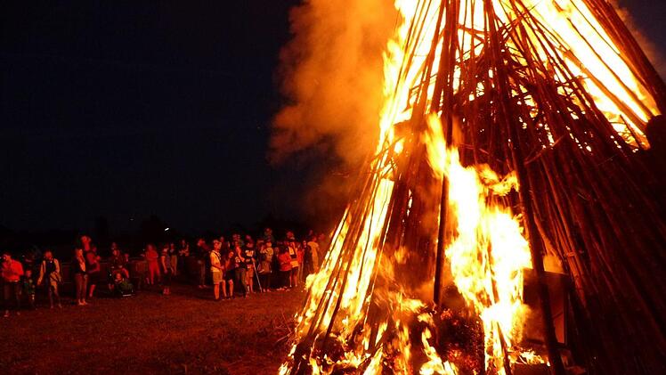 In Neuensorg durften die Kinder den Holzstapel des Johannisfeuers entzünden.  Foto: Klaus-Peter Wulf