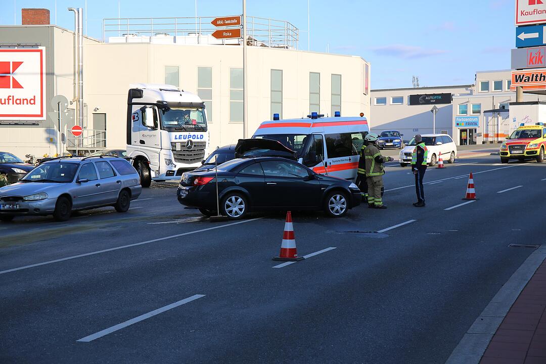 Rettungswagen und Auto stoßen in Hof zusammen