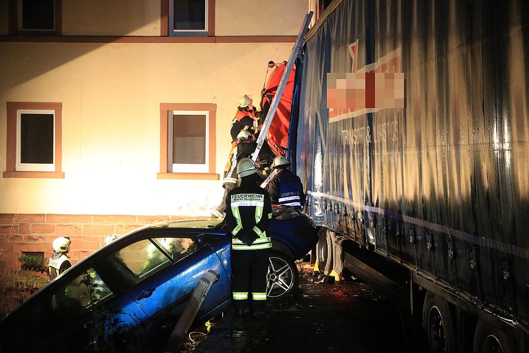 Unterfranken: Sattelzug kracht frontal in Wohnhaus - Fahrer eingeklemmt und schwer verletzt