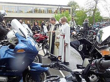 Pfarrer Michael Erhart segnete die Motorr&auml;der.  Fotos: Brigitte Hamm