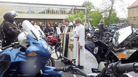 Pfarrer Michael Erhart segnete die Motorr&auml;der.  Fotos: Brigitte Hamm