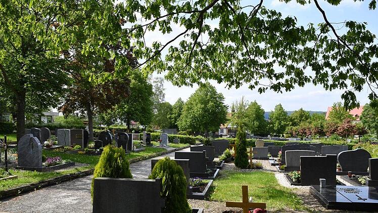 Überall beschädigte Gräber im Zapfendorfer FriedhofFoto: Ronald Rinklef