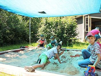 Wenn die Hortkinder ihre Hausaufgaben erledigt haben, bleibt noch jede Menge Zeit zum Spielen. Der Sandkasten ist gerade im Sommer bei den Grundschülern beliebt. Foto:  Fotos: Heike Beudert