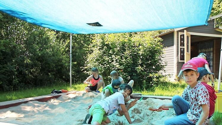 Wenn die Hortkinder ihre Hausaufgaben erledigt haben, bleibt noch jede Menge Zeit zum Spielen. Der Sandkasten ist gerade im Sommer bei den Grundschülern beliebt. Foto:  Fotos: Heike Beudert