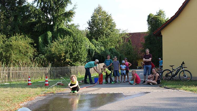 Großen Spaß hatten die Kinder beim Bedienen der Kübelspritze. Foto: Janina Reuter-Schad