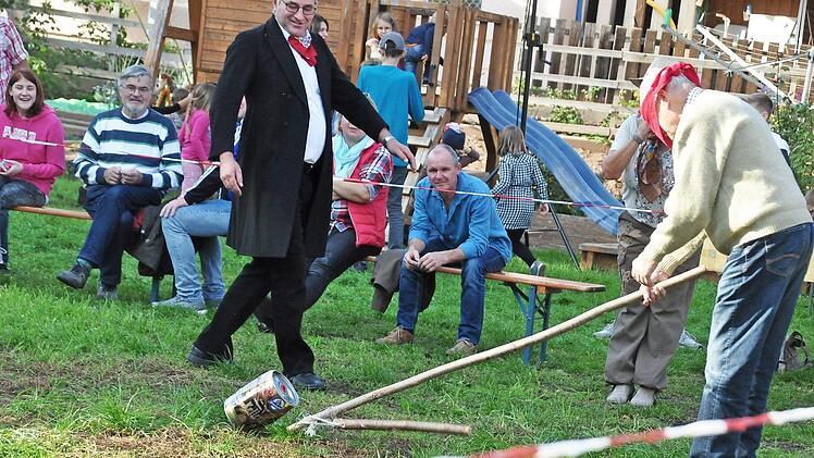 Reinhold Schaad machte es wie viele andere: Der Dreschflegel saust nach unten, die Dose ist getroffen.  Foto: Simon Albrecht
