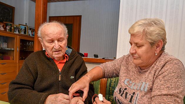Polin Barbara umsorgt Georg Schober aus  Rattelsdorf rund um die Uhr. Ausländische Betreuungskräfte rufen aber auch Kritiker auf den Plan. Foto: Ronald Rinklef