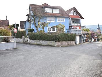 Die Straße ohne Namen (links), die hier von der Gräfenberger Straße abzweigt, wird keine Einbahnstraße.  Foto: Petra Malbrich