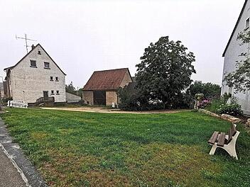 Die alte Scheune (Mitte) in Zapfendorf hinter der abgerissenen Metzgerei gegenüber dem Hofmann-Anwesen. Der Obst- und Gartenbauverein interessiert sich für eine Nutzung.  Foto: Johannes Michel
