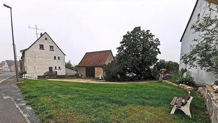 Die alte Scheune (Mitte) in Zapfendorf hinter der abgerissenen Metzgerei gegenüber dem Hofmann-Anwesen. Der Obst- und Gartenbauverein interessiert sich für eine Nutzung.  Foto: Johannes Michel