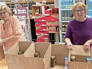 Im Dorfladen packen auch Edith Dresel und Leni Berner (v.l.) mit an, um die Willkommenspakete zu packen.