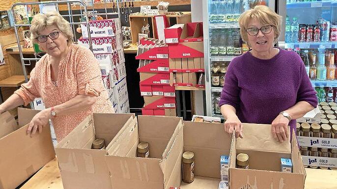 Im Dorfladen packen auch Edith Dresel und Leni Berner (v.l.) mit an, um die Willkommenspakete zu packen.