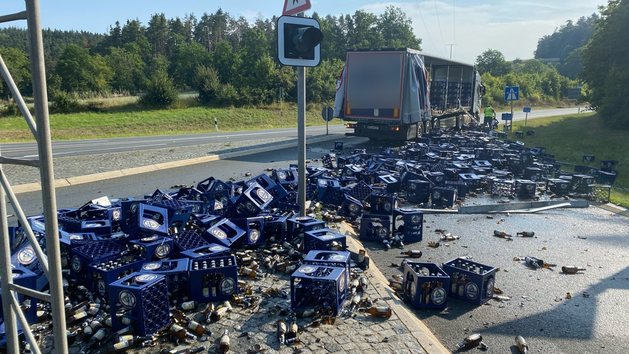 Unfall in Neudrossenfelder Bierkurve: Lastwagen verliert Bierk&auml;sten bei Auffahrt auf A70