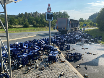 Unfall in Neudrossenfelder Bierkurve: Lastwagen verliert Bierkästen bei Auffahrt auf A70