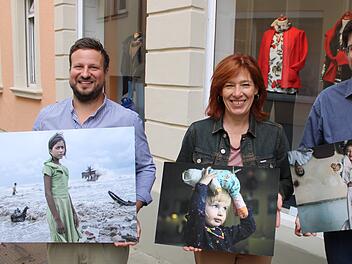 Kitzingen: Prämierte Pressebilder werden in Schaufenstern ausgestellt - Alltag von Kindern weltweit Kitzingen: Prämierte Pressebilder werden in Schaufenstern ausgestellt - Alltag von Kindern weltweit