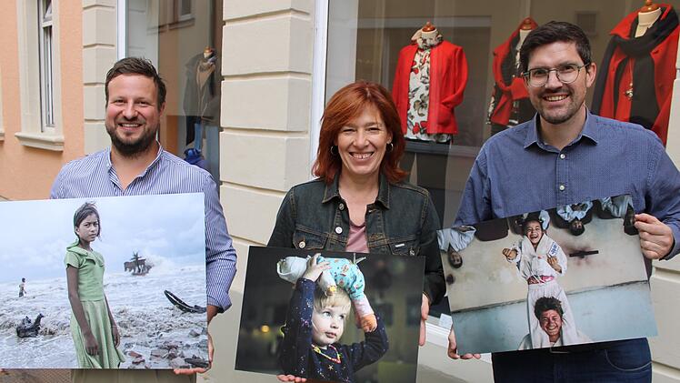 Kitzingen: Pr&auml;mierte Pressebilder werden in Schaufenstern ausgestellt - Alltag von Kindern weltweit