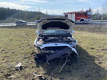 Unfall auf A9 bei Selbitz: Mutter und Sohn heben mit Auto ab