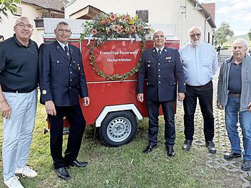 B&uuml;rgermeister Andreas Sandwall (von links), Zweiter B&uuml;rgermeister und Kommandant Norbert Borst, Kreisbrandmeister Marcus Kolb, Pfarrer Stephan Hartmann und K&uuml;ster Otto D&uuml;nisch bei der Einweihung des neuen Anh&auml;ngers.