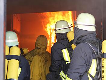 Der Brandübungscontainer war für die insgesamt 64 Feuerwehrleute buchstäblich eine heiße Sache. Fotos: Jan Koch