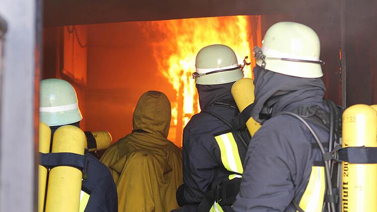 Der Brandübungscontainer war für die insgesamt 64 Feuerwehrleute buchstäblich eine heiße Sache. Fotos: Jan Koch
