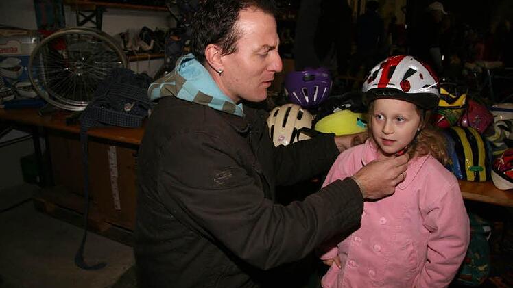 Mona Zahlmann (4) ist mit ihrem Papa auf Schnäppchenjagd nach einem neuen Fahrradhelm - und der Marienkäferhelm gefällt Mona ausnehmend gut und passt.